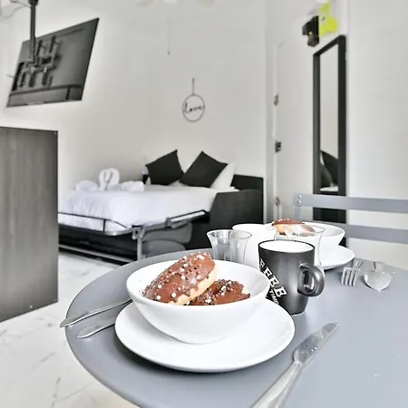 Black And White - Apartment *