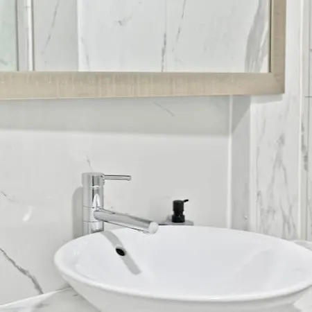 Apartment Black And White - Les Lilas