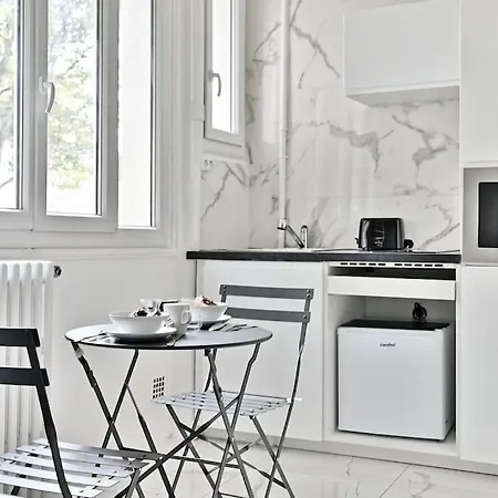 Black And White - Les Lilas